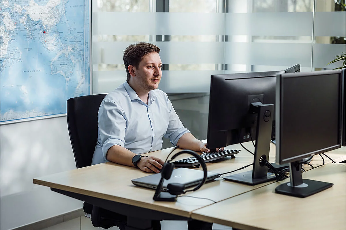 Zwei SOMIC Service Mitarbeiter nebeneinander. Einer telefoniert per Headset.